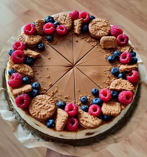 Variety Cheesecake Platter, Lotus Cheesecake Decoration, New York Cheesecake Decoration, Cheese Cakes Design, Cheesecake For Birthday, Cheesecake Platter, Cheesecake Design, Lotus Cheesecake, Cake Decorated With Fruit