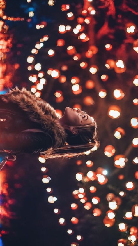 Night Christmas Photoshoot, Winter Lights Photoshoot, Street Lights Photoshoot, Christmas Light Portraits, Night Photo Shoot Ideas, Christmas Lights Poses, Outdoor Christmas Lights Photoshoot, Christmas Portraits Woman, Fairy Lights Photoshoot