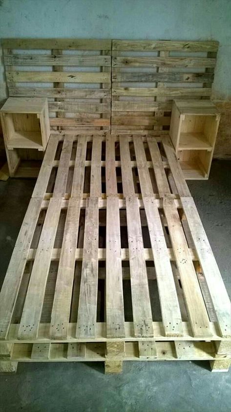 Bedframe Diy, Pallet Crafts Diy, Pallet Bed Frames, Chicken Houses, Pallet Bed Frame, Wooden Pallet Crafts, Pallet Beds, Pallet Projects Furniture, Pallet Ideas Easy