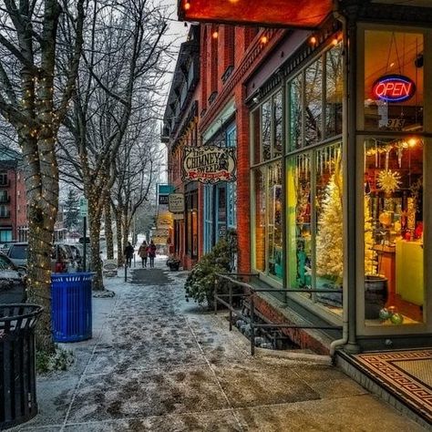 #Seattle Must See - #bellingham 🏔 🗻⛰#Washington, the most beautiful state in the Pacific Northwest. 🌲#pnw #pnwtravel #WashingtonState #nationalparks #mountains #travel 🛫 #tourism #parks #mountains #caacades #cascademountains #lakes #nationalforest #forest #olympicmountains #bellinghamwa Seattle Christmas, Bellingham Washington, Olympic Mountains, Evergreen State, Moving To Seattle, Peinados Recogidos, Cascade Mountains, Holiday Events, Dream Travel Destinations