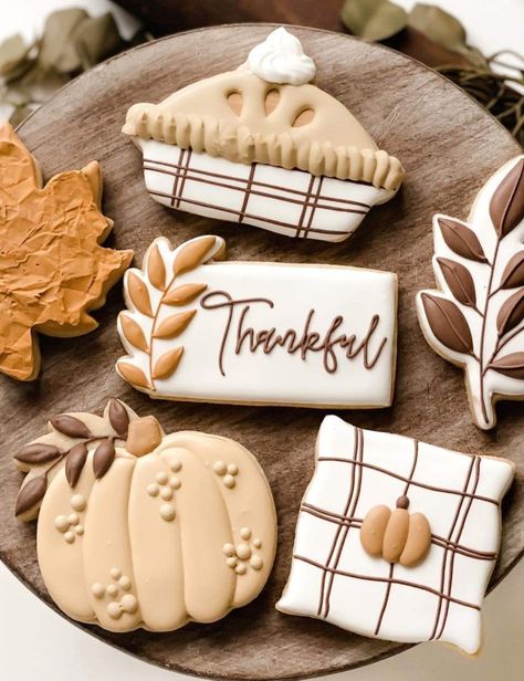 Fall Cookie Inspiration, Scrapbook Cookies Decorated, Thanksgiving Decorative Cookies, Thanksgiving Theme Cookies, Hello Fall Cookies Decorated, Fall Wreath Cookies Decorated, Fall Theme Sugar Cookies, Thanksgiving Themed Cookies, Fall Cookie Sets