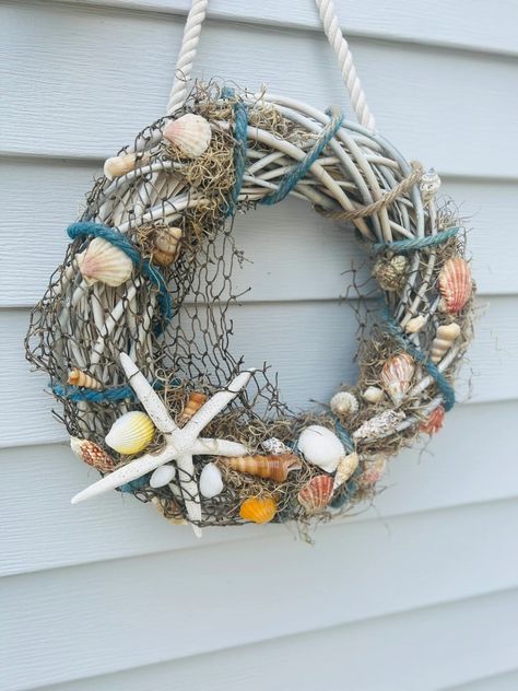 17 Fresh Coastal Wreath Designs For Your Beach Home Decorating Grapevine Wreaths, Seaside Wreath, Sea Shell Wreath, Rope Wreath Diy, Starfish Wreath, Starfish Wall Decor, Driftwood Wreath, Beach Themed Crafts, Coastal Wreath