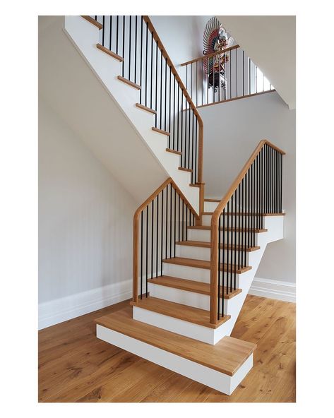 First Step Designs on Instagram: “Contemporary cut string, black iron spindles and a custom curved continuous handrail. Finished with a huge feature square step. #design…” Curved Handrails For Stairs, Modern Metal Stair Railing, Staircase Handrail Ideas, Handrails For Stairs, Design Stairs, Iron Spindles, Staircase Styles, Metal Stair Railing, Railing Tangga