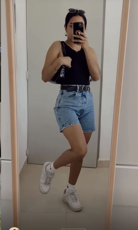 Long Short Summer Outfits, Biker Short Style, Bermuda Mom Jeans, Mom Jeans Shorts Outfits, 4'11 Height Short People Outfits, Look Short Jeans Dia, Outfits Con Bermudas, Bermuda Jeans Outfit, Look Bermuda Jeans