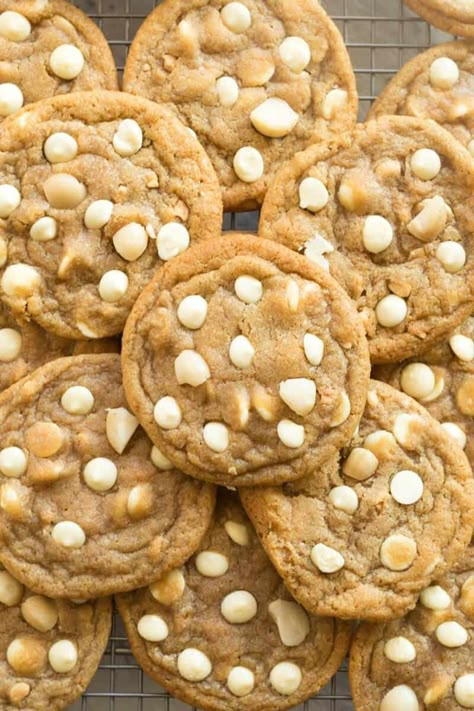 Copycat Subway Cookies, White Macadamia Nut Cookies, Subway Cookie Recipes, Subway Cookie, White Chocolate Chip Macadamia Nut Cookies, Subway Cookies, Macadamia Nut Cookies Recipe, White Chocolate Macadamia Cookies, Chocolate Macadamia Nut Cookies