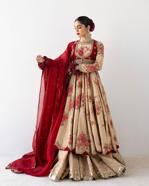 ZARA SHAHJAHAN BANGLADESH (@zarashahjahanbangladesh) • Instagram photos and videos Stitching Styles, Wedding Fits, Zara Shahjahan, Desi Dress, Mehndi Dress, Desi Outfits, Pakistani Formal Dresses, Desi Wedding Dresses, Velvet Dress Designs