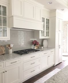 white shaker cabinets painted BM white dove, LG Everest quartz with gray backsplash Kitchen Cabinet Door Styles, Model Dapur, White Shaker Kitchen Cabinets, Kitchen Cabinet Trends, Cabinet Door Style, White Shaker Kitchen, Gray And White Kitchen, Kabinet Dapur, White Shaker Cabinets