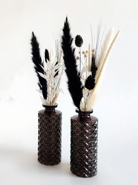 Black Boho Centerpiece, Black Pampas Grass Decor Wedding, Black And Beige Flowers, Black Pampas Grass Wedding, Black Pampas Grass Bouquet, Black Pompous Grass Decor, Black Pampas Grass Decor, Black Vase With Pampas Decor, Black Dried Floral Arrangements