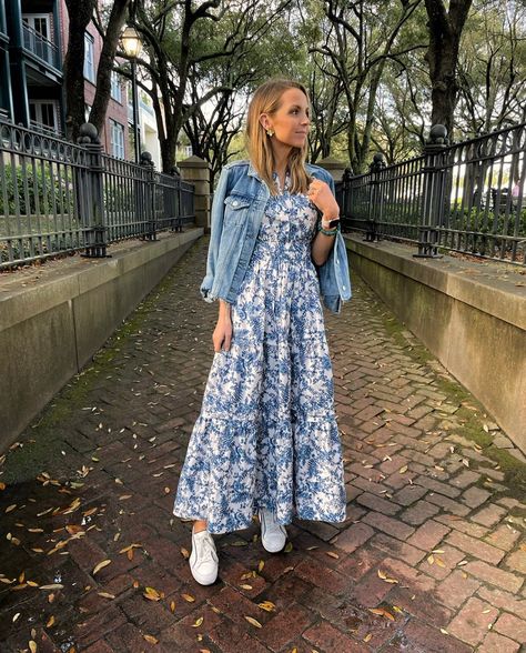 Dresses With Tennis Shoes, Week Of Outfits, Dress And Sneakers Outfit, Fields Of Flowers, Chique Outfit, Look Office, Maxi Dress Outfit, Easter Sale, Skirt And Sneakers