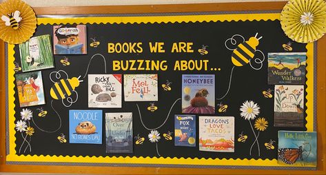 Book Cover Bulletin Board, Bee A Reader Bulletin Board, Bee Library, Book Recommendations Bulletin Board, Bee Bulletin Boards, School Library Bulletin Boards, Fair Theme, Bee Book, Work Bulletin Boards