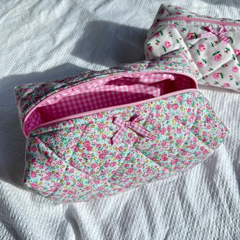 New goodies available 🌷🍒💗💐🎀 Quilted Makeup Bag, Floral Makeup Bag, Floral Makeup, Sewing Machine Projects, Box Pouch, Cute Quilts, Tote Bags Sewing, Quilted Wallet, Craft Bags