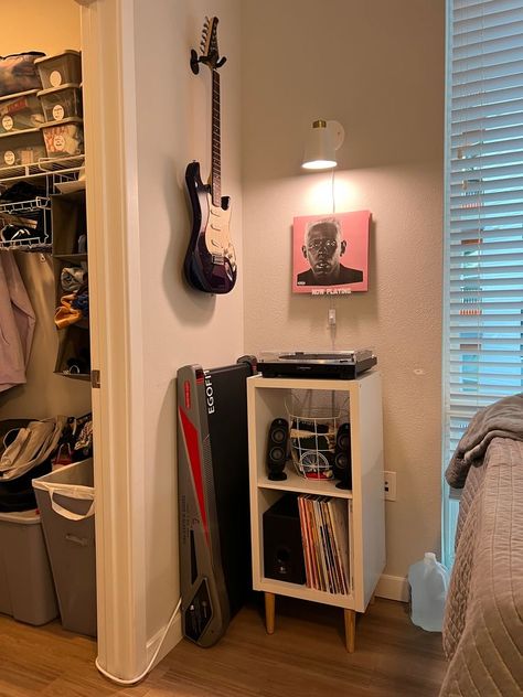 Vinyl Record Room Aesthetic, Guitar And Vinyl Wall, Guitar And Record Wall, Electric Guitar In Bedroom, Electric Guitar Setup Bedroom, Record In Room, Record On Wall Aesthetic, Mounted Guitar Decor, Vinyl Stand Aesthetic