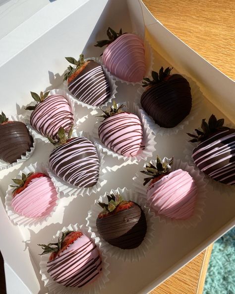 Essen, Classic Chocolate Covered Strawberries, Starberry Covered Chocolate Ideas, Sweet 16 Strawberries, Strawberry Chocolate Covered Ideas, Cute Chocolate Strawberries, Cover Strawberries Ideas, Decorated Chocolate Covered Strawberries, Covered Strawberries Ideas Birthday