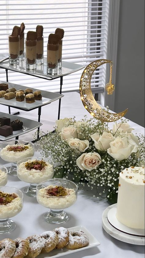 Ramadan Table Setting, Eid Breakfast, Ramadan Table Decor, Eid Ul Fitr Decorations, Food Table Decorations, Ramadan Sweets, Eid Sweets, Plats Ramadan, Ramadan Desserts