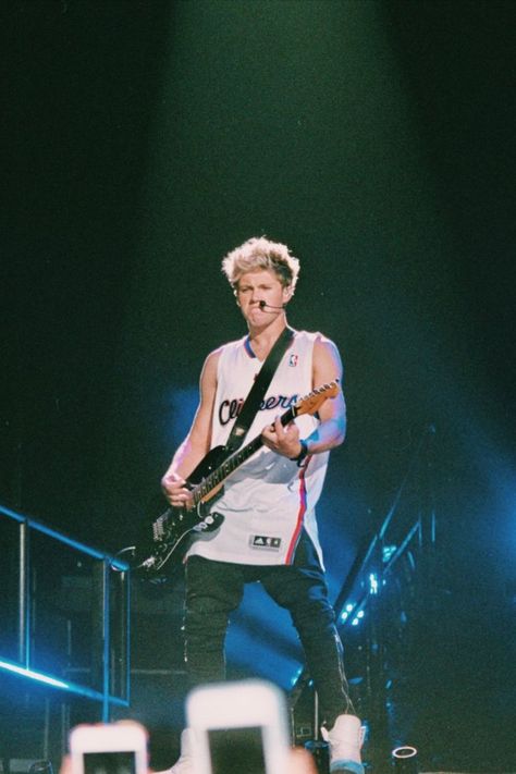 Frat Boy Aesthetic, Niall Horan 2013, Niall Horan Baby, Gambar One Direction, One Direction Niall, Tap Dancer, Guitar Pics, One Direction Photos, Irish Princess