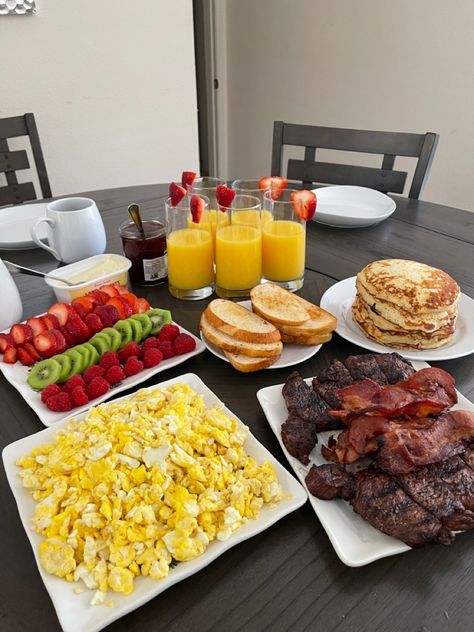 Full Breakfast Meals, Food Platters Breakfast, Picnic Sandwiches Aesthetic, Breakfast For Dinner Aesthetic, Food For Cabin Weekend, Chorizo Breakfast Bowl, Breakfast Ideas Table, Breakfast Buffet At Home, Dinner Idea List