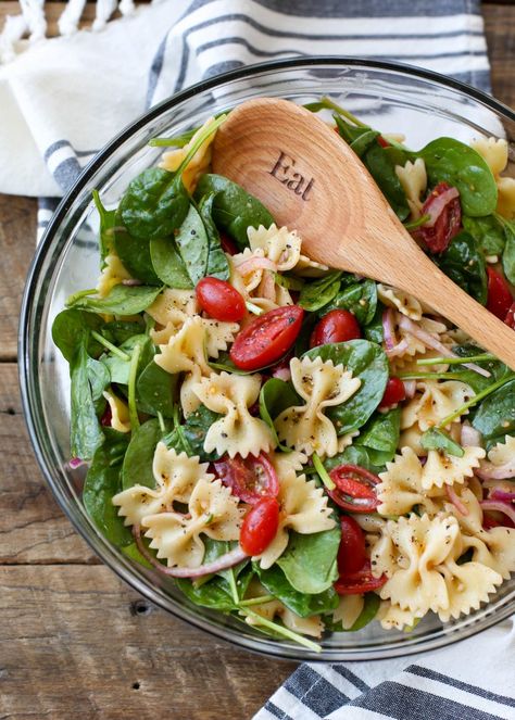 Spinach Pasta Salad, Mediterranean Pasta Salad, Salad With Spinach, Pasta Salad With Spinach, Healthy Pasta Salad Recipes, Mediterranean Pasta, Easy Pasta Salad Recipe, Easy Pasta Salad, Spinach Pasta