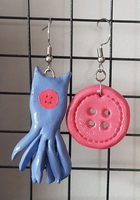 Cool Polymer Clay Ideas, Handmade Jewelry Clay, Coraline Clay Ideas, Coraline Diy Crafts, Coraline Pottery, Coraline Clay Art, Coraline Ceramics, Coraline Earrings, Coraline Clay