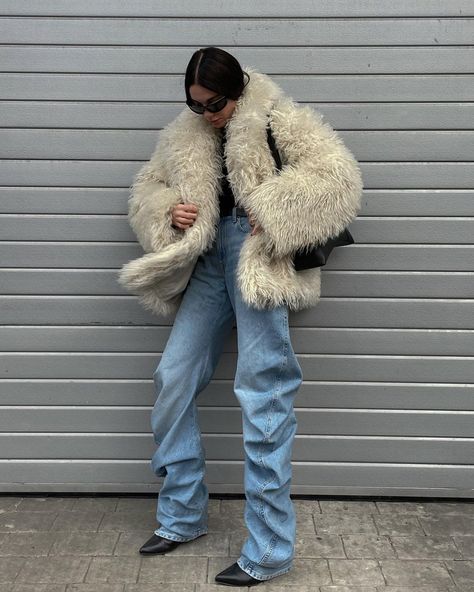 Denim Photoshoot Ideas, Fur Coat Outfit Winter, White Fur Coat Outfit, Faux Fur Coat Outfit, Faux Fur Jacket Outfit, Fur Coat Aesthetic, Fur Coat Street Style, Slavic Aesthetic, Faux Fur Coats Outfit