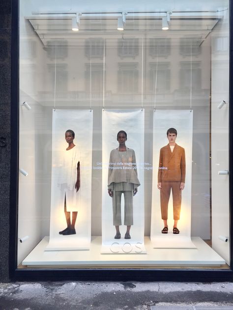 Cool Mannequin Display, Showroom Design Fashion, Window Store Display, Clothing Store Window Displays, Minimal Window Display, Fashion Display Ideas, Window Display Design Fashion, Shop Window Displays Ideas, Clothing Window Display