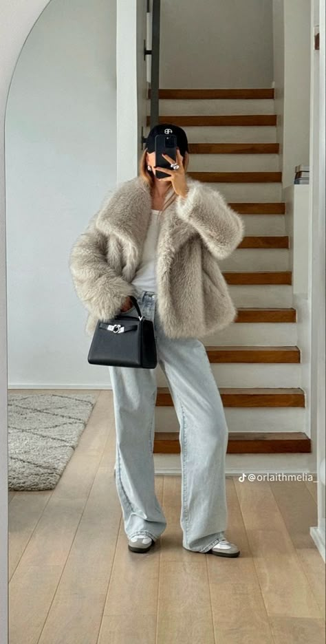 Snood Outfit, Black Fur Vest Outfit Winter, Outfit Con Montone, Prada Monolith Boots Outfit, Paris December Outfit, Fake Fur Coat Outfit, Women Winter Fashion, White Fluffy Jacket Outfit, Sporty Elegant Outfit