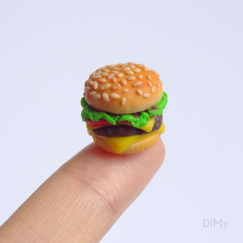 Fimo polymer clay burger Burger Polymer Clay, Clay Food Easy, Mouldit Art, Clay Burger, Easy Clay Ideas, Food Polymer Clay, Food Clay, Polymer Clay Food, Polymer Clay Cake