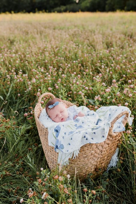 Newborn And Mommy Pictures Outdoors, Newborn Photo Shoot Ideas Outside, Outdoor Pictures With Newborn, Outside Infant Photography, Farm Newborn Photography, Farm Newborn Family Pictures, Newborn Wildflower Photoshoot, Field Newborn Pictures, Wildflower Newborn Photography