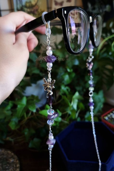 FAIRYBABE Crystal eyeglass chain/sunglass chain/mask chain holder with amethyst quartz crystals, crystal beads, and imitation pearls handmade by MyShinyBox. The perfect gift for the crystal/gem lover in your life! This eyeglass chain might be slightly heavy than regular chains because of some stone beads and crystals. Actual colors of any item or chains may slightly differ from screen to screen due to the screen resolution. I take our pictures in natural light during the day. These earrings can Eyeglasses Chain Diy, Eye Glass Chains Handmade, Glasses Accessories Chain, Diy Jewelry Grunge, Eyeglass Chain Diy, Diy Glasses Chain, Glasses Chain Aesthetic, Glasses Chain Diy, Concert Sunglasses