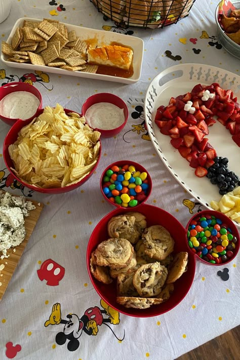 Mickey Mouse Birthday At Home, Mickey And Minnie Centerpiece Ideas, Mickey Food Labels, Mickey Mouse Birthday Table Decorations, Mickey Party Snacks, Mickey Mouse Snack Ideas, Mickey Mouse Theme Party Food, Mickey Mouse Fruit Platter, Mickey Mouse Food Table