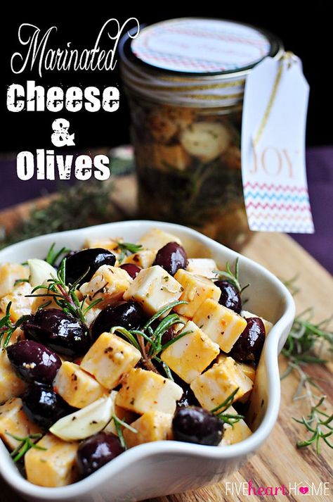 Marinated Cheese And Olives, Quick Party Appetizers, Appetizer Healthy, Easy Food Gifts, Cheese And Olives, Gift In A Jar, Marinated Cheese, Marinated Olives, Vinegar Dressing