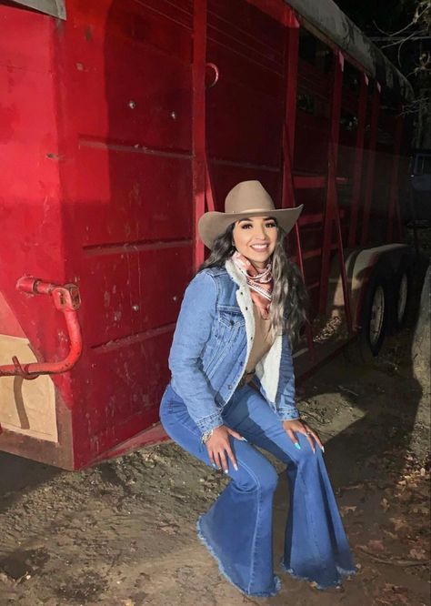 Charlie Horse Hats Outfit Fall, Grey Felt Hat Outfit, Western Outfits Women Jean Jacket, Simple Rodeo Outfits, Vaquera Winter Outfit, Baile Outfits Jaripeo Winter, Simple Rodeo Outfits For Women, Winter Jaripeo Outfits, Cowgirl Western Outfits