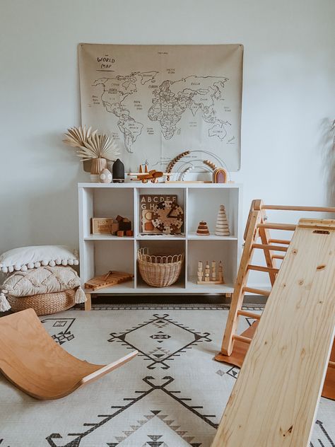 Neutral Montessori Nursery, Neutral Play Area Living Room, Hygge Playroom, Baby Playroom Ideas, Montessori Living Room, Minimal Playroom, Scandi Playroom, Montessori Bedroom Baby, Playroom Neutral