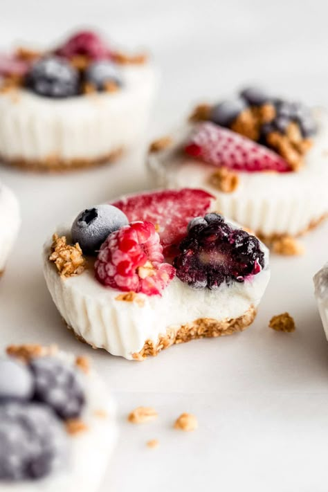 Frozen Yogurt Granola Cups Frozen Yogurt Cups, Nuwave Oven Recipes, Granola Cups, Low Sugar Treats, Blueberry Cheesecake Bars, Yogurt Snacks, Yogurt Granola, Greek Yogurt Flavors, Yogurt Bites