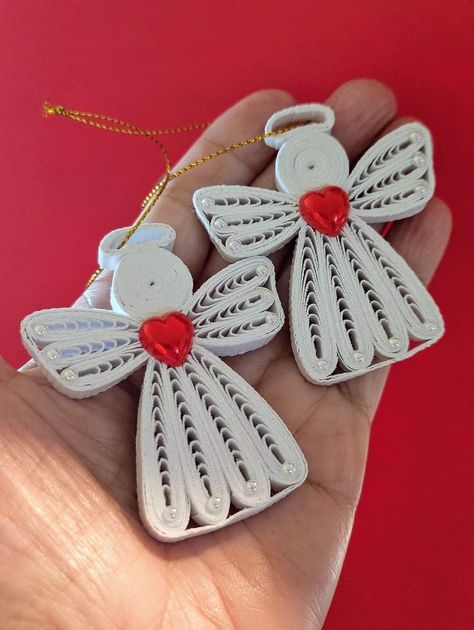 Paper Twilling, Free Quilling Patterns, Diy Quilling Crafts, Christmas Quilling, Fancy Christmas Ornaments, Paper Quilling Tutorial, Paper Quilling For Beginners, Paper Quilling Cards, Origami And Quilling