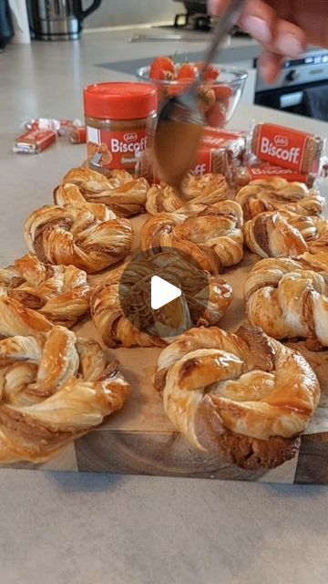 Puff Pastry Biscoff Christmas Trees, Biscoff Pastry Swirls, Biscoff Puff Pastry Twists, Biscoff Puff Pastry, Nutella Twists Puff Pastries, Puff Pastry Ideas Desserts, Braided Puff Pastry, Puff Pastry Cookies, Puff Pastry Cake