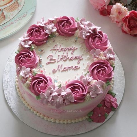 #cakes #cake #roseblossomlk #buttercreamcake #flowercake #birthdaycake #cupcakes #cakeshop #bestcake #cakejakarta #kueulangtahun… Fondant Flowers, Buttercream Designs, Buttercream Cake Designs, Buttercream Fondant, Buttercream Roses, Buttercream Flower Cake, Birthday Cake With Flowers, Cake Fondant, Cake Decorating Designs