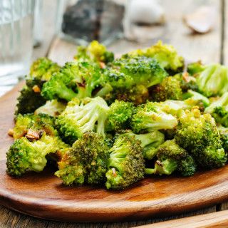 Broccoli with Sauteed Garlic and Red Pepper Flakes Red Pepper Flakes Recipes, Broccoli Red Pepper, Frozen Broccoli Recipes, Carb Healthy Meals, Low Carb Healthy Meals, Italian Broccoli, Grouper Recipes, Butter Broccoli, Broccoli Lemon