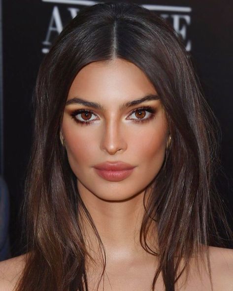 Emily Ratajkowski Makeup, Natural Glam Makeup, Medium Bob Hairstyles, Beauty Make-up, Glam Makeup Look, Braut Make-up, Natural Glam, Makeup Hacks, Daily Makeup