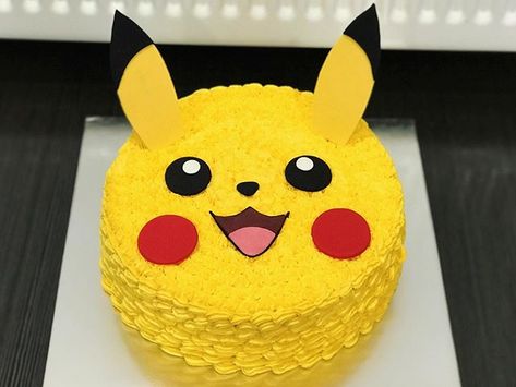 Pikachu Cupcake Cake, Pikachu Cake Ideas, Pikachu Cake Birthdays, Pokemon Torte, Bolo Pikachu, Pokemon Cupcakes, Pokemon Birthday Cake, Pikachu Cake, 8th Birthday Cake