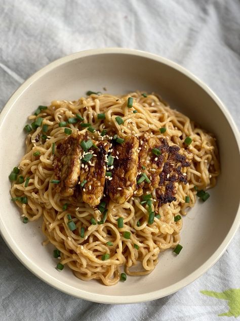 These 15-min peanut miso noodles with fried tempeh are tasty, nutritious and don't compromise on protein. Find the gluten-free version here. Miso Noodles, Fried Tempeh, Peanut Butter Ramen, Vegan Noodles, Vegan Ramen, Gluten Free Noodles, Peanut Noodles, Perfect Pasta, Roasted Chickpeas