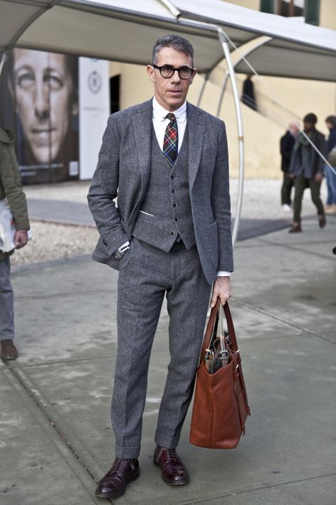 Grey herringbone three piece suit with madras style tie Suit Combinations, The Sartorialist, Herringbone Suit, Flannel Suit, Preppy Men, Gents Fashion, Look Formal, Mens Fashion Blog, Grey Herringbone