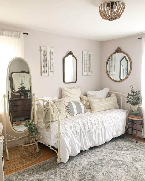 Small Guest Bedroom Storage Ideas, Cute Daybed, Pillows For Daybed, Daybed Aesthetic, Daybed Room Ideas Spare Bedrooms, Daybed Guest Room, Cell Room, Cozy Daybed, Daybed Ideas