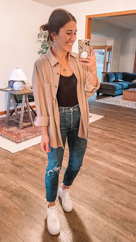 Tops That Go With Jeans, Womens Jeans And Sneakers Outfits, Casual Fall Outfits For Women Sneakers, Jeans Sneakers Outfit Fall, Outfits With Tan Sneakers, Trendy Fall Outfits Casual Street Styles, Casual Waitress Outfit, Cute Comedy Show Outfit, Jean Fall Outfits Casual