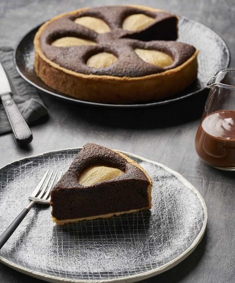 A very dark platter holds an equally dramatic chocolate tart with small pear halves. One slice is removed to another dark plate. Chocolate Frangipane, Frangipane Tart Recipe, Frangipane Cake, Pear And Chocolate, Easy Tart Recipes, Frangipane Tart, Break Fast, Tart Baking, Cooking Healthy