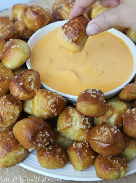 Craving Snacks, Pretzels And Cheese, Emma Food, Homemade Soft Pretzel Bites, Sweet Chili Sauce Recipe, Soft Pretzel Bites, Pretzel Recipe, Soft Pretzel Recipe, Homemade Soft Pretzels