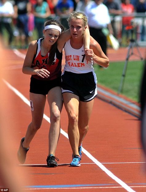 A story of true sportsmanship. Touching Photos, Track Meet, Faith In Humanity Restored, Humanity Restored, Fair Play, Faith In Humanity, Random Acts Of Kindness, Inspirational People, Finish Line