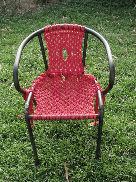 This chair is pretty neat! Full instructions with pictures on how to make it. Macrame Garden, Macrame Furniture, Macrame Chairs, Chair Redo, Chair Repair, Woven Chair, Diy Weaving, Diy Macrame, Furniture Repair