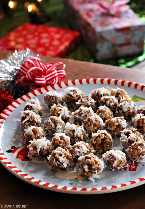 Date Nut Balls Recipe, Rice Krispies Balls, Date Nut Balls, Coconut Date Balls, Nut Balls, Rice Krispies Recipe, Date Balls, Chewy Gingerbread Cookies, Holiday Baking Christmas