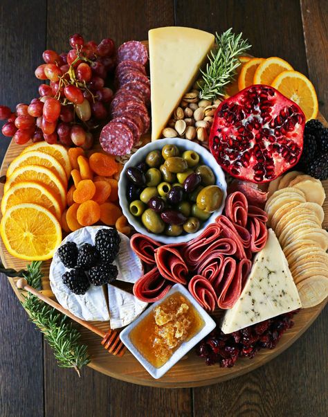 Thanksgiving Charcuterie Board, Thanksgiving Charcuterie, Charcuterie Board Meats, Party Tray, Decorações Com Comidas, Charcuterie Inspiration, Meat Appetizers, Charcuterie Platter, Party Food Platters