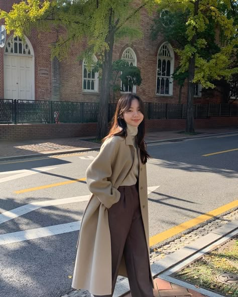 Basic Korean Outfit Trend That Everyone Need To Follow This Early Winter Korea Winter Fashion, Korean Winter Outfits, Korean Style Outfits, Long Coat Outfit, Fashion Outfits Korean, Fall Fashion Coats, Outfit Korean Style, Basic Korean, Winter Outfits For Girls